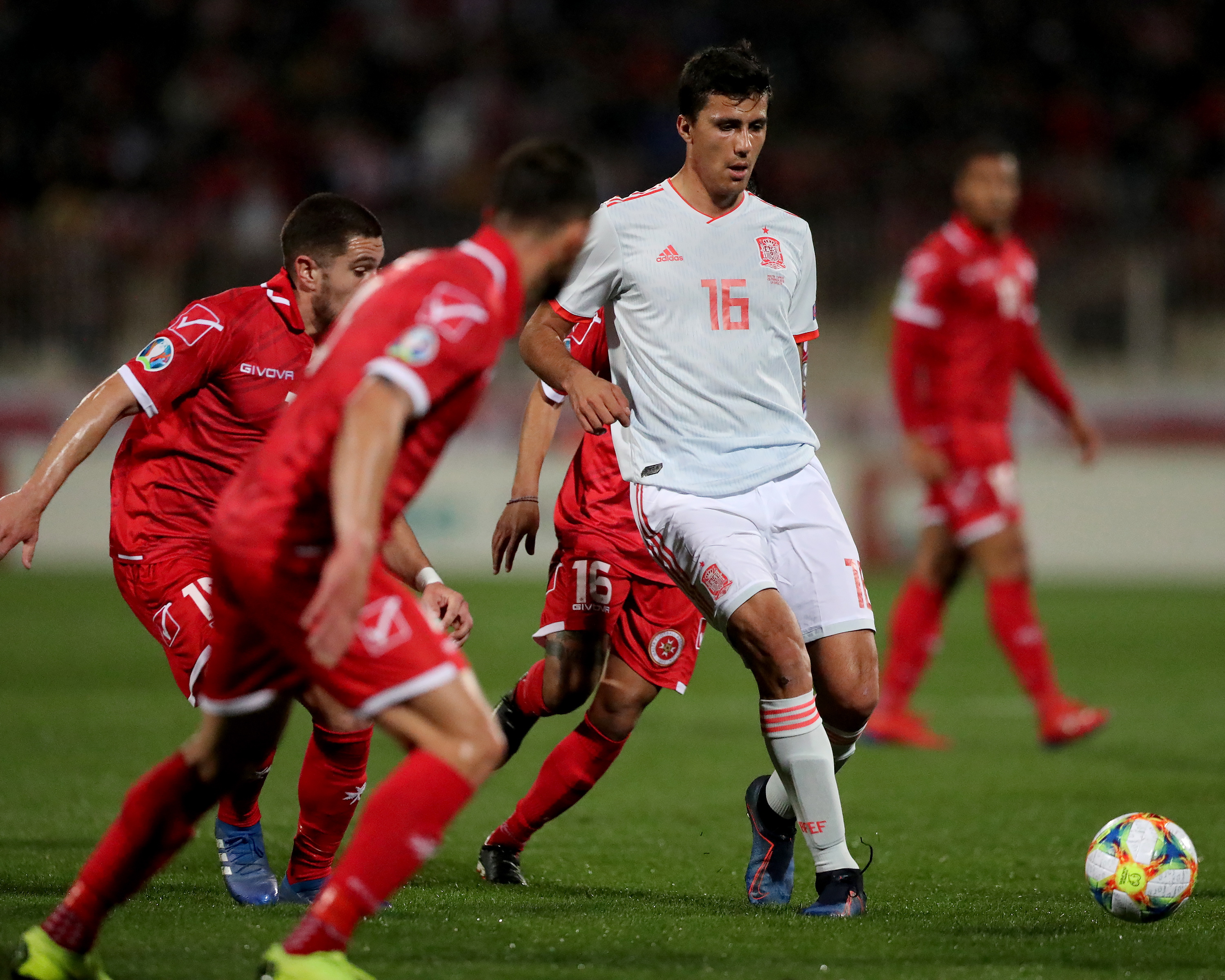 丹麦逆转巴黎，罗德里关键制胜