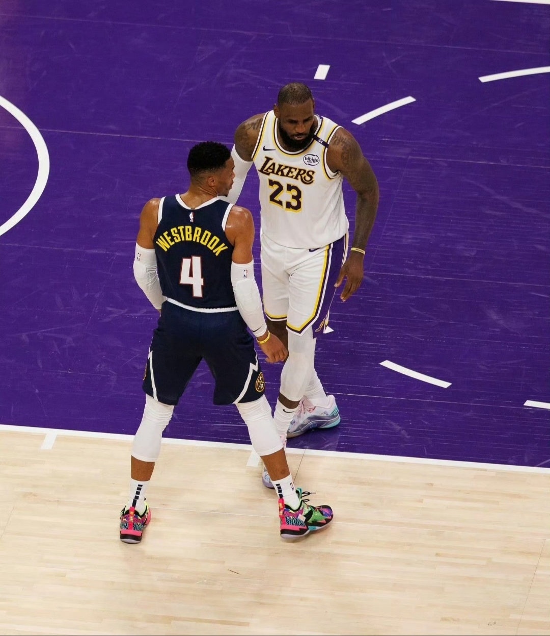 湖人完胜雷霆，詹姆斯统治全场